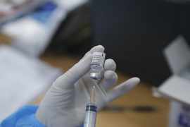 Gia hạn vaccine Pfizer cho trẻ từ tháng 10, sao không báo sớm với phụ huynh?