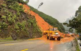 Ảnh: Sạt lở khiến hàng loạt tuyến giao thông tê liệt, nhiều địa phương bị cô lập