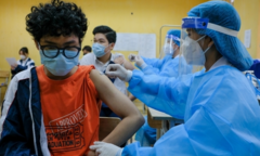 Gia hạn sử dụng vaccine Pfizer cho học sinh thêm 3 tháng: Cơ sở khoa học nào?