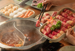 Gã trai độc ác dúi đầu bạn gái vào nồi lẩu