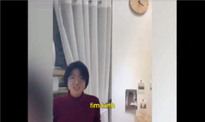 Cô nàng đãng trí đang đeo kính vẫn hùng hục đi tìm kính