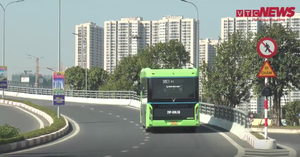 Video: Trải nghiệm xe buýt điện VinBus lăn bánh chính thức tại Hà Nội