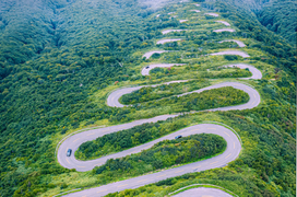 'Nghẹt thở' với cung đường ngoằn ngoèo dài bất tận chạy thẳng đến chân trời