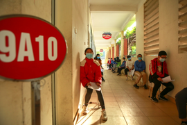 Trước khi tiêm cho trẻ, phụ huynh phải được xem lọ vaccine COVID-19