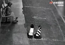 Cậu bé ngày nào cũng một mình đi học sớm, ngồi chờ bên ngoài đợi trường mở cửa