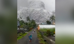 Kinh hãi khoảnh khắc núi lửa Indonesia phun trào, dân tháo chạy