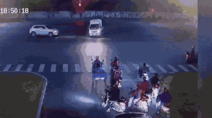 Video: Xe tải qua đường bị ô tô tông lật nhào, bốc cháy dữ dội