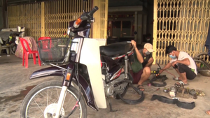 Video: 'Biệt đội' sửa xe máy miễn phí giúp người đi đường ở An Giang