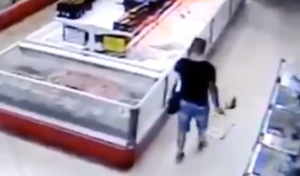 Cá trong siêu thị tự chui vào giỏ của khách hàng