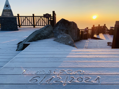 Nhiệt độ giảm xuống dưới 0 độ C, sương muối phủ trắng 'nóc nhà Đông Dương'