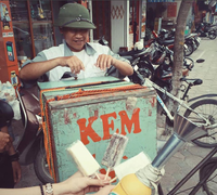 Kem mút - món ăn xa xỉ của tuổi thơ: Ai từng bị mắng vì lấy dép đổi kem giơ tay!
