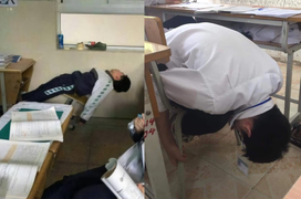 Khoảnh khắc học sinh bị 'đánh gục' bởi cơn buồn ngủ tạo nên thế ngủ 'siêu đỉnh'