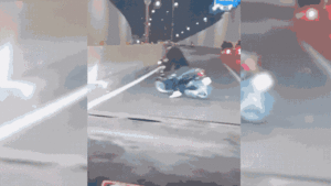 Video: Đi xe máy loạng choạng, nam thanh niên tự ngã đập mặt xuống đường