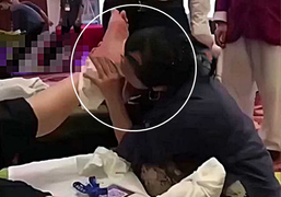 Dân mạng hết hồn xem nữ nhân viên dùng răng massage chân cho khách