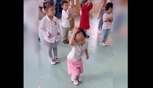 Bật cười xem em bé siêu 'nhắng' phiêu theo nhạc 