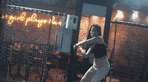 Video: Quán cà phê, đánh bóng chày hút khách ở TP.HCM