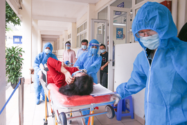 Bí thư Hà Nội: Tuyệt đối không đẩy ca F0 thể nhẹ lên tuyến trên gây quá tải