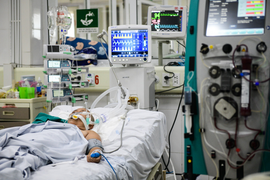 F0 ở Hà Nội tăng cao, bệnh viện quá tải, giường thở máy luôn kín người nằm