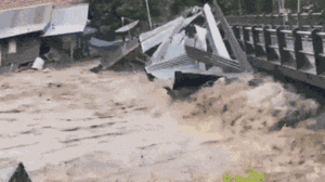 Video: Hai ngôi nhà vỡ nát khi bị nước lũ cuốn vào gầm cầu