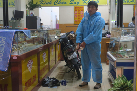 Khởi tố kẻ dùng dao kè cổ bé trai 7 tuổi để cướp tiệm vàng ở TP.HCM