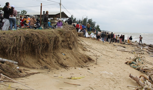 Ảnh: Sóng đánh tan hoang hơn 200m bờ biển, nhà dân có nguy cơ bị 'nuốt chửng'