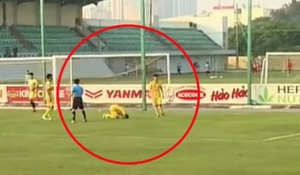 Cầu thủ U21 HAGL 'quỳ lạy' trọng tài ở trận thua U21 Hà Nội FC