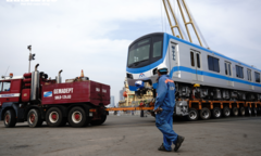 Ảnh: Bốc dỡ 2 toa thuộc đoàn tàu tuyến Metro số 1 cập cảng Khánh Hội