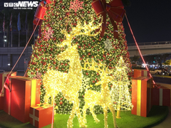 Trung tâm thương mại Hà Nội trang hoàng rực rỡ đón Giáng Sinh