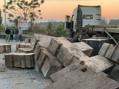 Xe đầu kéo để bê tông rơi đè chết người vẫn còn hạn đăng kiểm