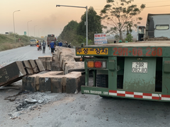 Bê tông rơi từ xe đầu kéo đè chết người: Xác định danh tính lái xe và nạn nhân