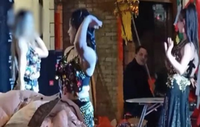 Đám tang toàn hot girl mặc gợi cảm nhảy tưng bừng gây sốc