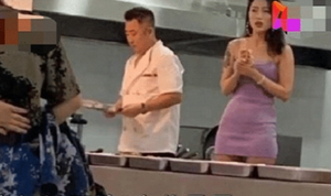 Đại học hứng bão chỉ trích khi để phục vụ nhà ăn mặc đồ gợi cảm