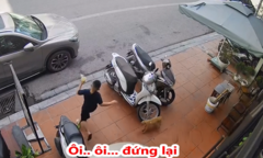 Bé trai chạy té khói vì chó đuổi