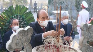 Video: Chủ tịch nước Nguyễn Xuân Phúc viếng nghĩa trang Vị Xuyên