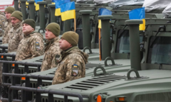 Giữa lúc căng thẳng với Nga, Ukraine khoe vũ khí Mỹ