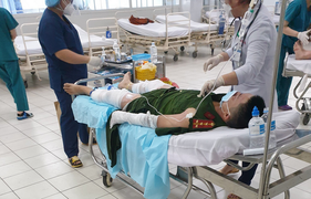 4 chiến sĩ công an ở TP.HCM bị ném bom xăng phải đi cấp cứu: Thông tin mới nhất