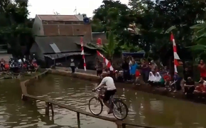 Cả làng cười no với cuộc thi xe đạp trên mặt ao