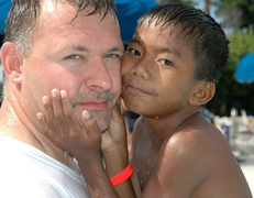 Xúc động bố đồng tính đơn thân nuôi cậu bé quặt quẹo thành VĐV Olympic