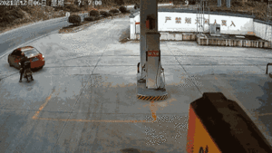 Video: Ô tô mất kiểm soát quay vòng, tông vào trạm xăng