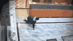 Video: Trốn thanh toán tiền, người đàn ông lén lút bò ra khỏi spa