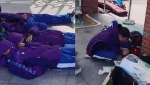 Học sinh bị đuổi học do gian lận, bố mẹ bắt con nằm vạ vật ở trường 'ăn vạ'