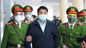 Video: Dẫn giải ông Nguyễn Đức Chung đến phiên xử vụ mua chế phẩm Redoxy-3C