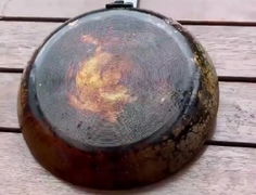 Mẹo làm sạch đáy chảo đen sì mà không cần kỳ cọ