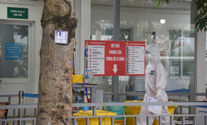 Nhiều người tự vào viện khi test nhanh dương tính sẽ nguy hiểm thế nào?