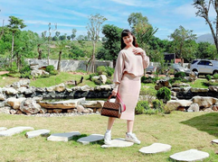 Vân Dung bị 'dìm hàng' tơi tả trên phim nhưng ăn mặc sành điệu ngoài đời 