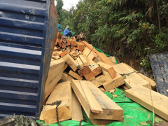 Hà Tĩnh: Lật xe chở gỗ, đường lên cửa khẩu quốc tế Cầu Treo ùn tắc gần một ngày