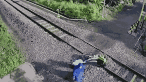 Video: Xe máy mắc kẹt giữa đường ray, 3 mẹ con giải cứu nhưng bất thành