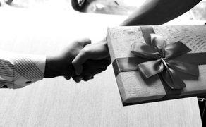 Đà Nẵng: Phát hiện 2 công chức nhận quà biếu trái quy định