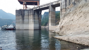 Nhà máy thủy điện Hòa Bình: Vì sao thiếu nước vẫn xây thêm tổ máy?