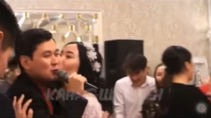 Clip chú rể ôm 'người yêu cũ', cô dâu hôn MC để trả thù gây bão trên TikTok